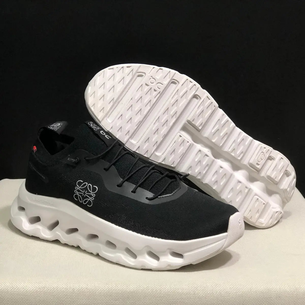 On Cloud × Loewe — Cloudtilt Noir et Blanc 2.0